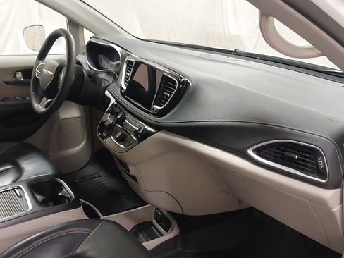 Used 2022 Chrysler Pacifica Touring-L w/ Uconnect Theater Family Group image 28