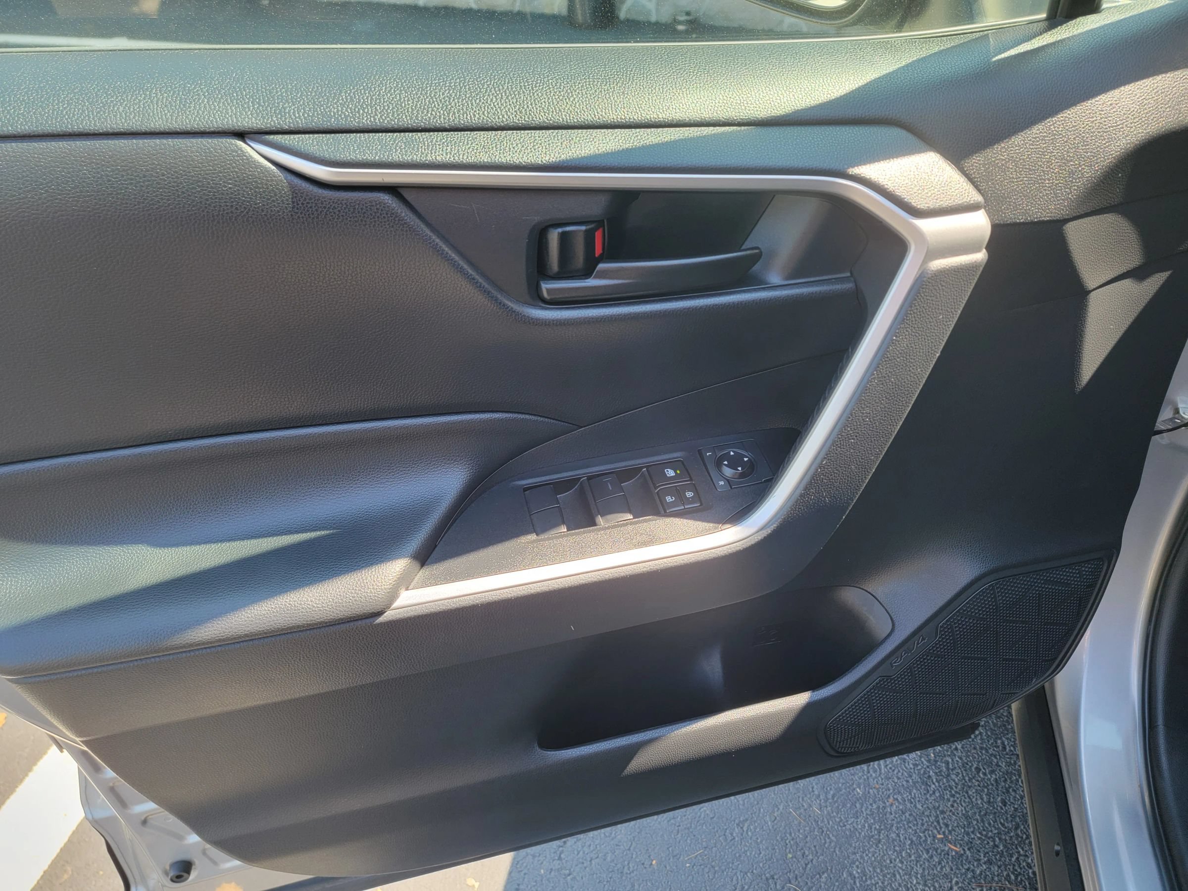 Used 2023 Toyota RAV4 LE AWD/4WD image 10