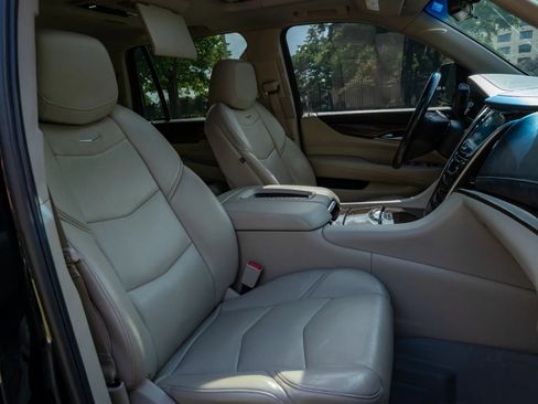 Used 2019 Cadillac Escalade Premium Luxury AWD/4WD image 19
