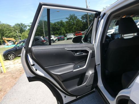 Used 2021 Toyota RAV4 XLE AWD/4WD image 27