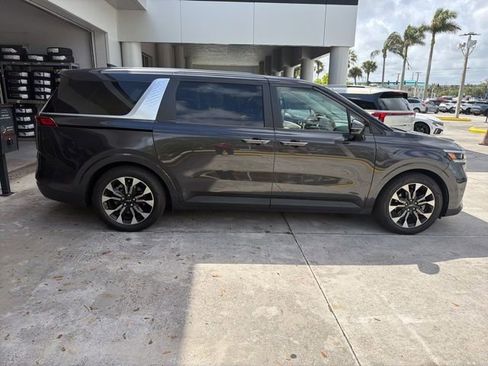 Used 2024 Kia Carnival EX image 2