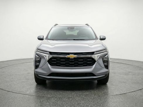 Used 2025 Chevrolet Trax LT w/ LT Convenience Package FWD image 2