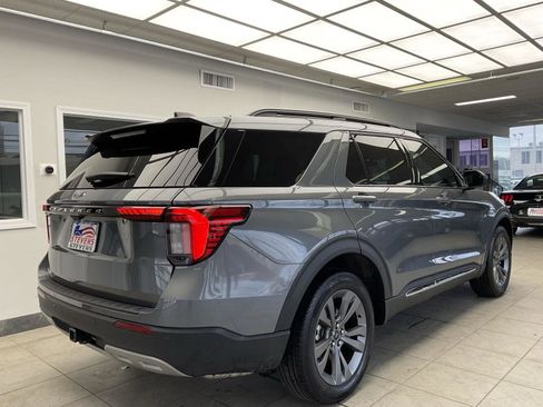 Used 2025 Ford Explorer Active w/ Active Comfort Package image 5