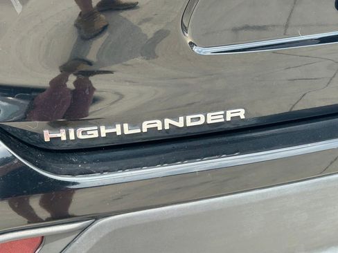 Used 2023 Toyota Highlander LE AWD/4WD image 12