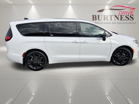 New 2026 Chrysler Pacifica Select FWD image 16