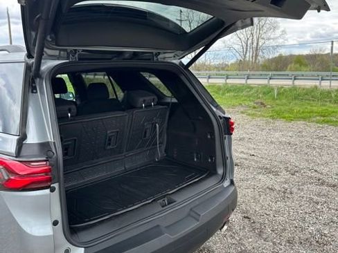 Used 2023 Chevrolet Traverse LT FWD image 11