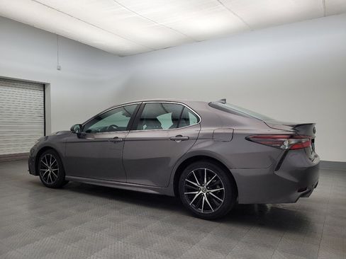 Used 2022 Toyota Camry SE image 3