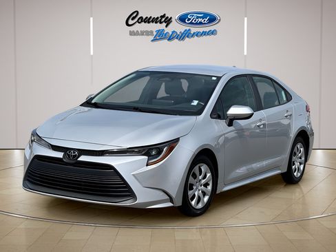 Used 2024 Toyota Corolla LE FWD image 2