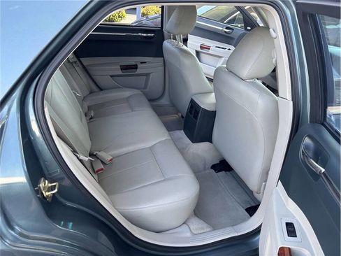 Used 2005 Chrysler 300 Touring RWD image 13
