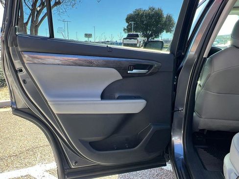 Used 2023 Toyota Highlander Platinum image 40