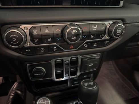 Used 2024 Jeep Wrangler Unlimited Sahara w/ Technology Group AWD/4WD image 28