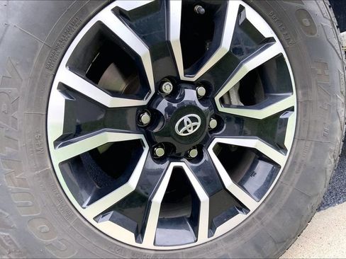 Used 2020 Toyota Tacoma TRD Sport w/ Exterior Package AWD/4WD image 3