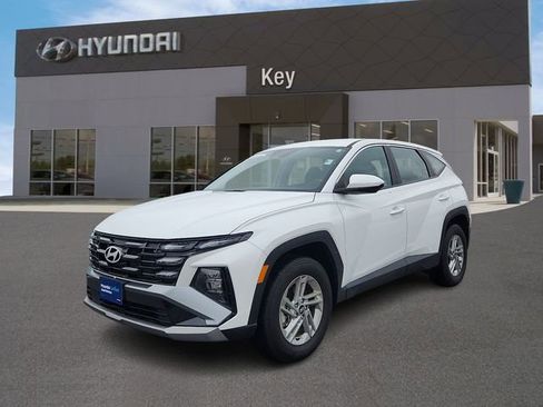 Certified 2025 Hyundai Tucson SE image 6