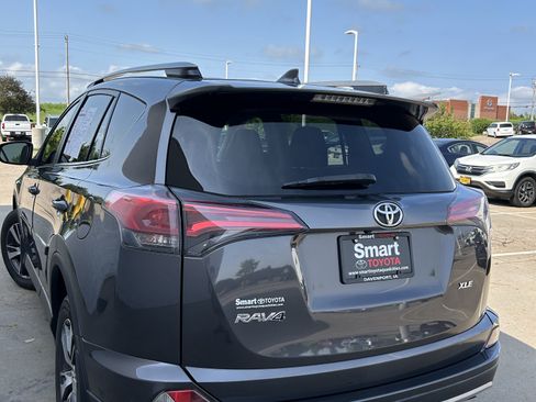 Used 2018 Toyota RAV4 XLE AWD/4WD image 4