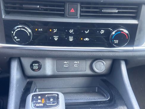 Used 2024 Nissan Rogue S image 29