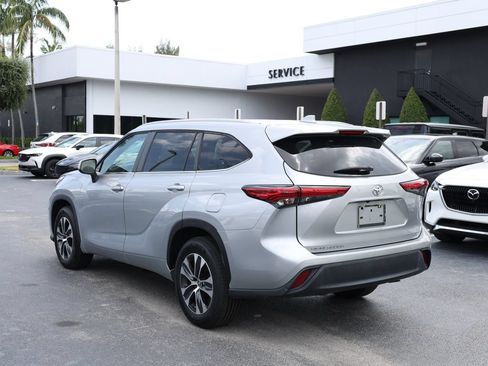 Used 2023 Toyota Highlander XLE FWD image 5