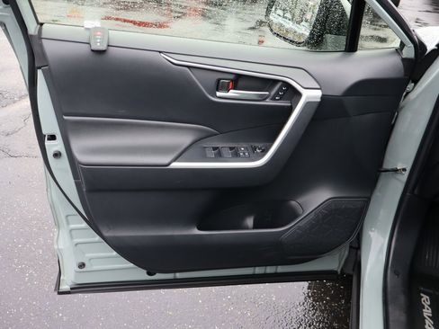 Used 2020 Toyota RAV4 XLE Premium image 26