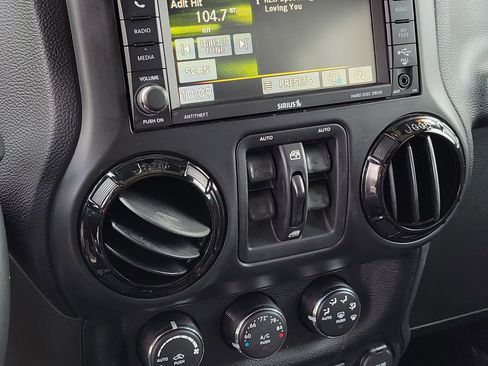 Used 2014 Jeep Wrangler Unlimited Sahara image 22