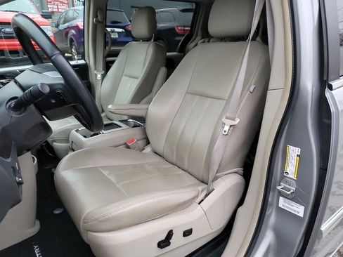 Used 2013 Chrysler Town & Country Touring image 9