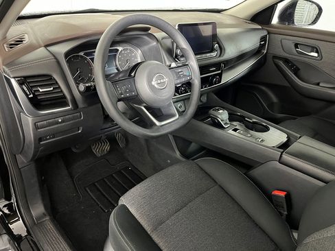 Used 2023 Nissan Rogue SV image 3