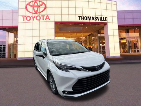 New 2025 Toyota Sienna XLE image 3