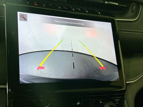 Used 2023 Jeep Grand Cherokee Limited w/ Black Appearance Package image 14