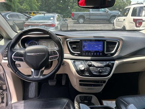 Used 2017 Chrysler Pacifica Touring-L Plus FWD image 17