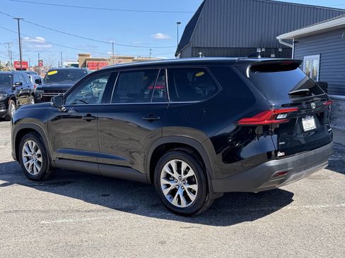 Used 2024 Toyota Grand Highlander AWD image 3