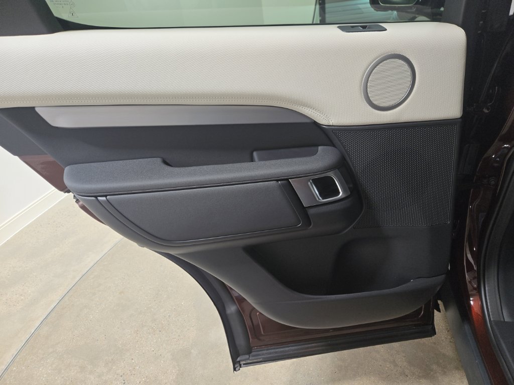 New 2026 Land Rover Discovery Limited Edition AWD/4WD image 24