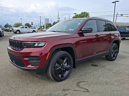 New 2025 Jeep Grand Cherokee Altitude image 2