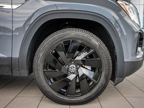 Used 2024 Volkswagen Atlas Cross Sport SE w/ Panoramic Sunroof Package image 5