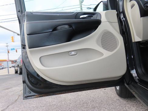 Used 2014 Chrysler Town & Country Touring FWD image 34