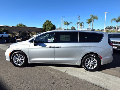 New 2026 Chrysler Pacifica Limited image 2
