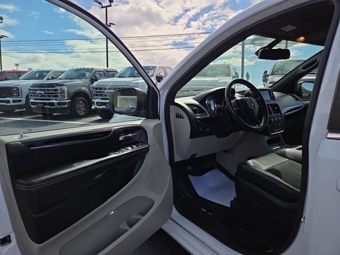 Used 2019 Dodge Grand Caravan SXT FWD image 7