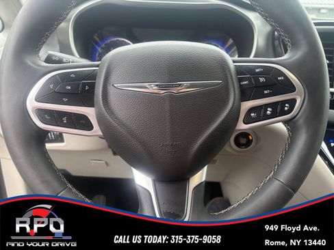 Used 2024 Chrysler Pacifica Touring-L FWD image 17