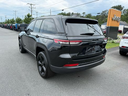 Used 2023 Jeep Grand Cherokee Limited w/ Black Appearance Package AWD/4WD image 6