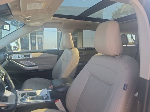 Used 2023 Ford Explorer Limited w/ Limited Technology Package image 12