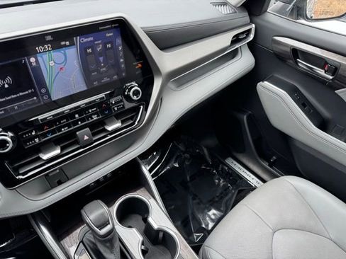 Used 2021 Toyota Highlander Limited image 26