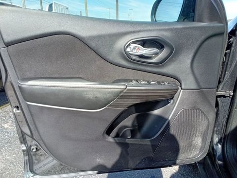 Used 2015 Jeep Cherokee Latitude AWD/4WD image 9