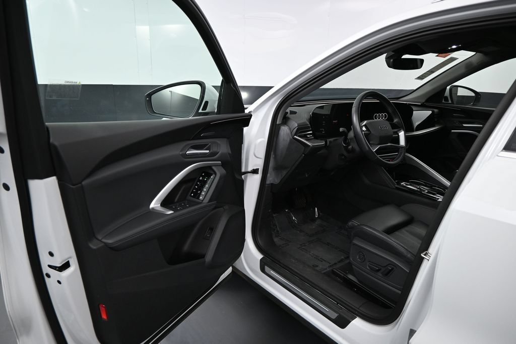 Used 2025 Audi Q5 Premium Plus w/ Premium Plus AWD/4WD image 5