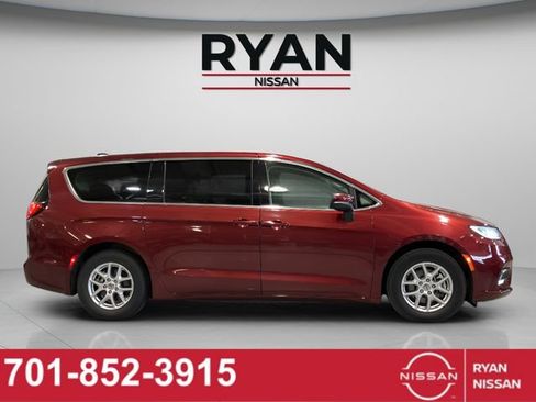 Used 2023 Chrysler Pacifica Touring-L FWD image 8