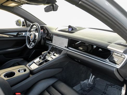Used 2018 Porsche Panamera image 11