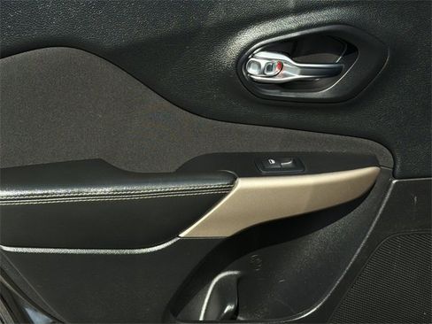 Used 2017 Jeep Cherokee Latitude image 20