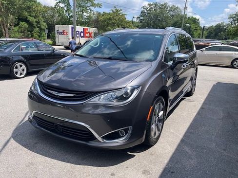 Used 2018 Chrysler Pacifica Limited w/ Advanced Safetytec Group image 2