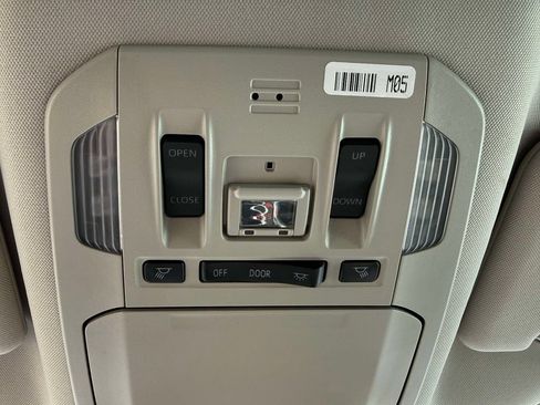 Used 2023 Toyota Highlander XLE AWD/4WD image 30
