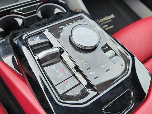 Used 2025 BMW 550e xDrive w/ Premium Package image 17