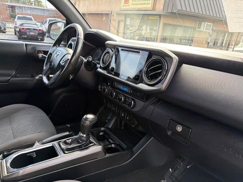 Used 2017 Toyota Tacoma TRD Off-Road w/ Premium & Technology Package AWD/4WD image 25