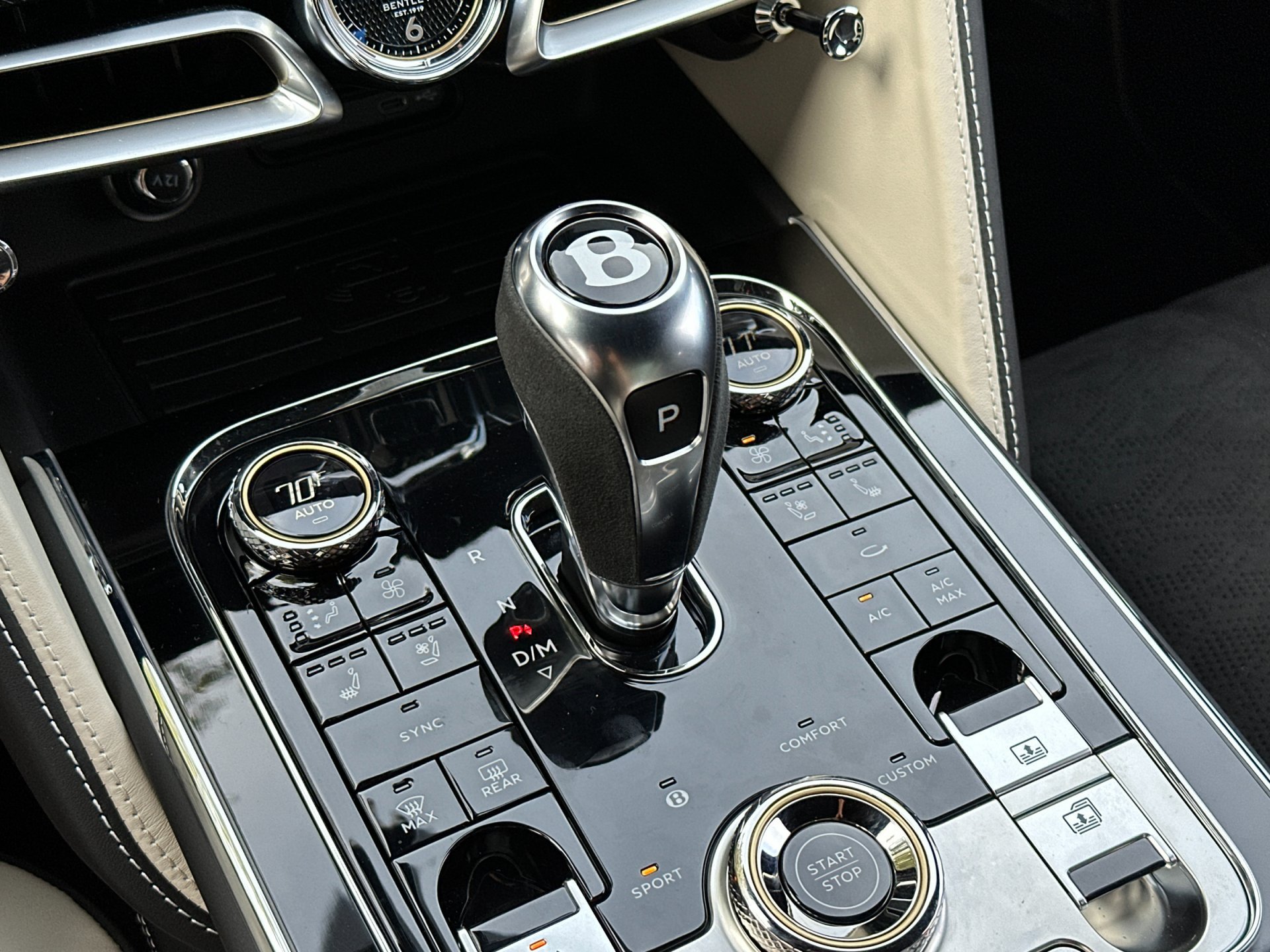 Used 2025 Bentley Flying Spur Plug-In Hybrid AWD/4WD image 24