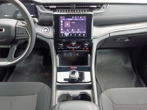 Used 2025 Jeep Grand Cherokee L Laredo RWD image 3