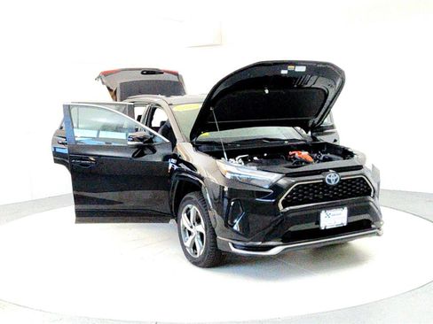 Certified 2022 Toyota RAV4 SE image 9